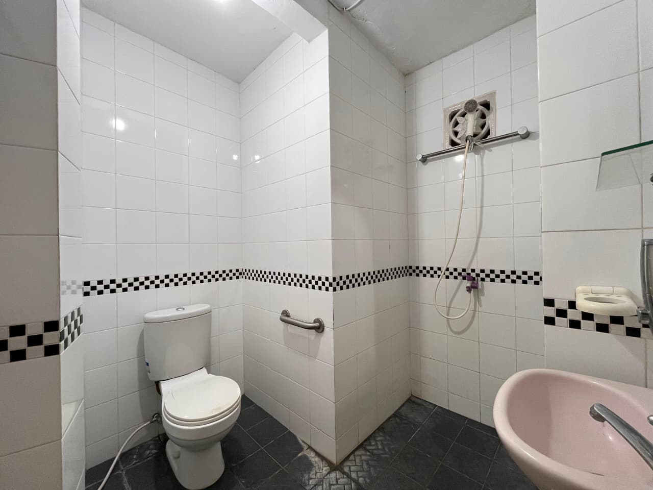 Kamar Mandi dengan Water Heater